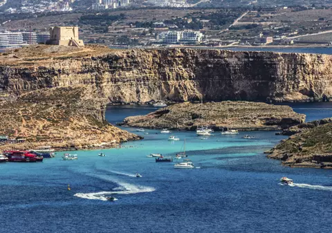 O insulă de 3,5 kilometri pătrați are doar doi locuitori și atrage turiștii ca un magnet cu peisajele de vis și prețurile mici