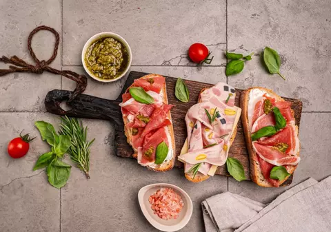 Care este diferenţa dintre prosciutto şi jamon