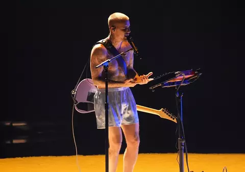 Justin Bieber a cântat în chiloți și șosete la Premiile Grammy 2026. Prestația lui a fost considerată neconvențională
