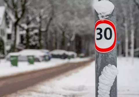 Orașul european unde mașinile vor fi obligate să circule cu maximum 32 km/h. Noua regulă rutieră a scandalizat șoferii