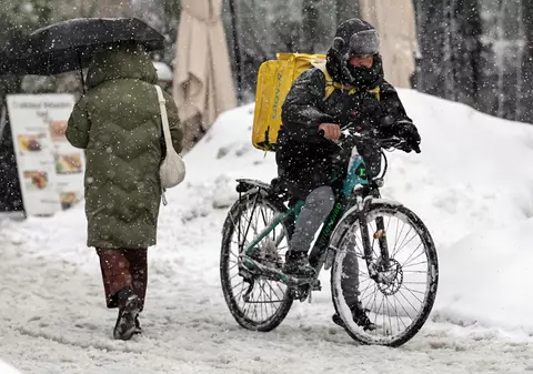 Lupta livratorului pakistanez cu gerul românesc: „Bă, mi-ai vărsat ciorba peste șaormă!” „What? What?” „Marș!” 