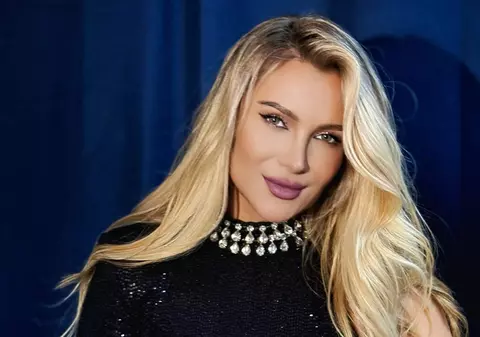 Imagini cu Lora în costum de baie, la 43 de ani. Cum au reacționat fanii când au văzut-o: „Ești o frumusețe autentică”