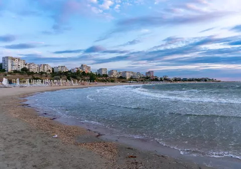 Cât costă în 2026 să închiriezi o plajă din Mamaia dacă ai un eveniment privat. Tarifele sunt pe oră, dar și pe zi