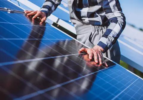 Baterii pentru panouri fotovoltaice: când merită și pentru ce tip de consumatori