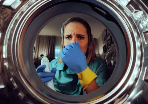 De ce miroase mașina de spălat a mucegai și cum rezolvi problema