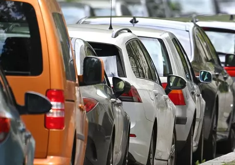 Un expert auto explică tehnica ideală pentru a scoate mașina dintr-un loc de parcare extrem de îngust și aglomerat