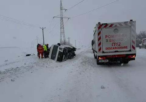 Un microbuz plin cu 16 oameni s-a răsturnat la Plopşoru, în Giurgiu. A fost activat planul roşu de intervenţie