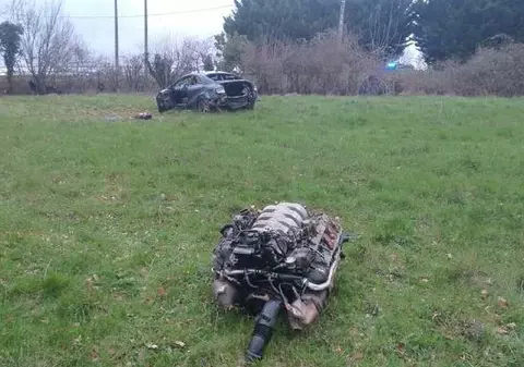 Un șofer a intrat cu 290 km/h într-un stâlp și a scăpat miraculos cu viață. Motorul mașinii a fost proiectat la câțiva metri distanță