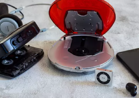 Tinerii din Generația Z, înnebuniți după niște dispozitive pe care părinții lor le foloseau în urmă cu zece ani