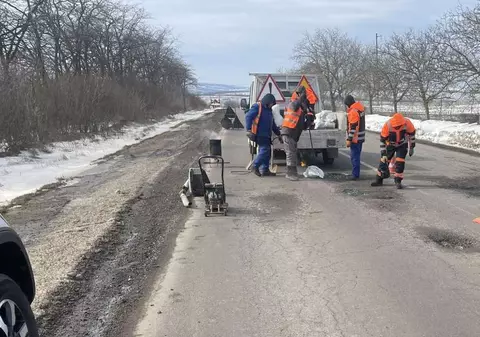 Fenomenul fizic care duce la apariția gropilor pe drumurile din România după ce ninge