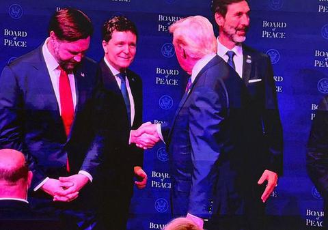 Trump l-a salutat pe „premierul Nicusor Dan”, a spus că îi place de România și că românii sunt oameni de treabă