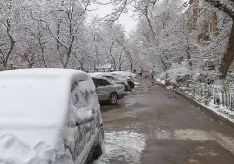 Ninsori, viscol și ploi torențiale în mai multe județe. Harta zonelor vizate de codurile galbene emise de ANM