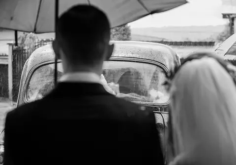 Întâlnirile romantice la români în anii ’60-’80, când nu exista social media. Poveștile de iubire cu scrisori, baluri și focuri de tabără