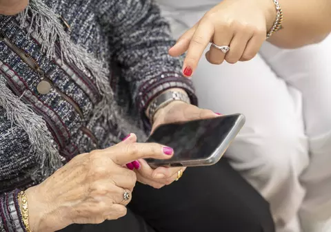 Românii se învață unul pe altul cum să oprească mesajele RO-Alert, după ce au fost treziți din somn la ora 4: „Nici nu știu ce scria în el”