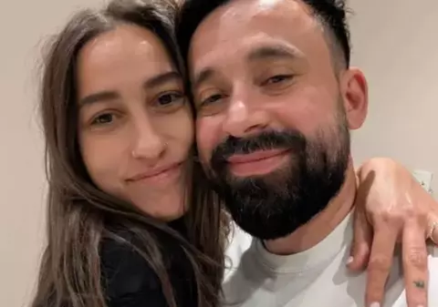 Imagini din apartamentul în care locuiesc Oase și Maria Pitică. În casă, ea are propriul studio de artă