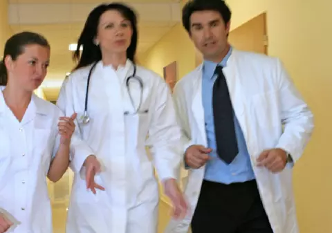 Obligația de a rămâne în țară nu rezolvă criza medicilor. Ce măsuri propune Federația Patronatelor Antreprenorilor din Domeniul Medical