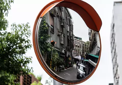 „Oglinda care dezvăluie demonii” a provocat o mulțime de accidente rutiere, după ce o femeie o tot muta prin cartier ca să își „protejeze feng shui-ul”