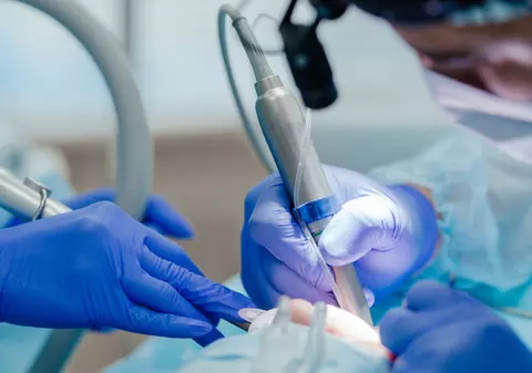 Pedeapsa primită de doi dentiști care au extras 11 dinți sănătoși în 4 ore unei paciente, în Italia