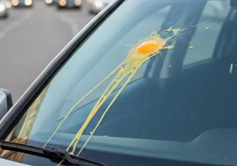 Metoda „oului pe parbriz”, un alt truc al hoților de mașini: cum pot rămâne șoferii fără bunuri în doar câteva secunde