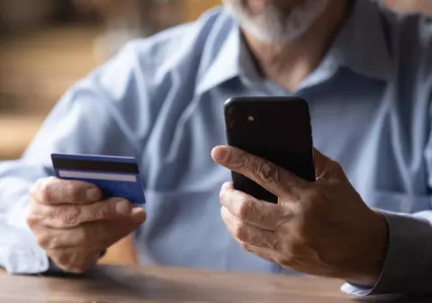 Doi bărbați din Brașov, la un pas să fie înșelați de escroci: s-au dat drept polițiști și reprezentanți ai BNR