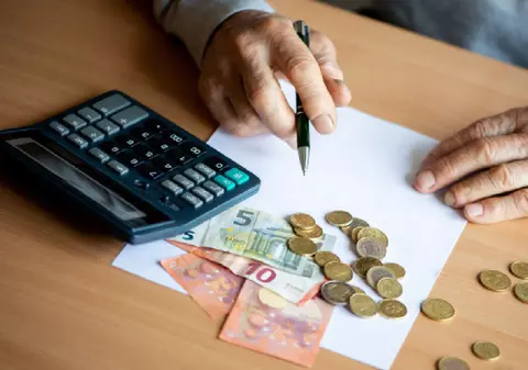 Un cuplu de pensionari a păcălit statul cu aproape 300.000 de euro. Primeau ajutor social, deși aveau în conturi peste 1.000.000 de euro, în Elveția