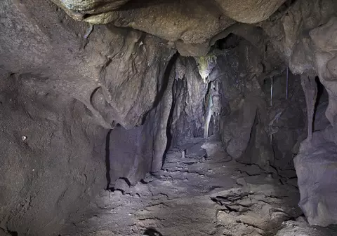 Într-o peșteră sigilată de 40.000 de ani, arheologii au descoperit cum arăta viața ultimilor neanderthalieni din lume