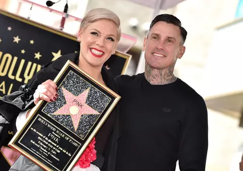 Pink a răbufnit după ce s-a zis că s-a separat de soțul ei după 20 de ani de căsnicie: „Nu știam! Vreți să le spuneți și copiilor noștri?”