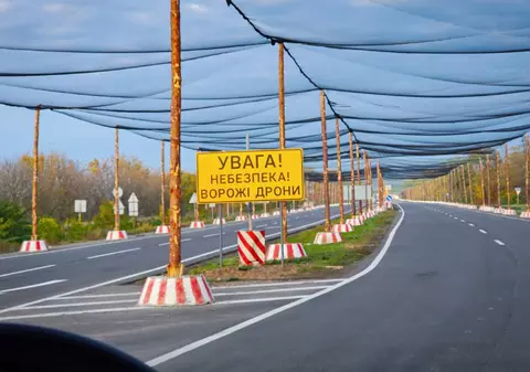 Plasele care odinioară prindeau pește acum apără vieți în Ucraina. „Drumurile vieții”, acoperite ca să oprească dronele rusești