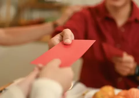 Un copil de 10 ani și-a dat tatăl în judecată pentru 11.500 de dolari, după ce acesta i-a furat toate economiile și le-a folosit să se căsătorească a doua oară