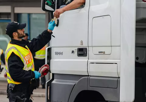 Falși polițiști au păcălit un șofer de TIR și i-au furat mii de euro, într-o benzinărie din Germania