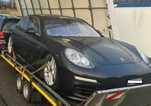 Un șofer a vrut să intre în Germania cu un Porsche Panamera și a rămas fără el. Mașina a fost confiscată pe loc la granița cu Elveția