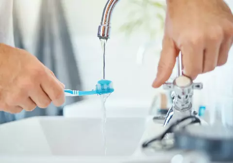 Ce spune un dentist despre umezitul periuței înainte de a te spăla pe dinți și cum afectează acest gest comun igiena orală