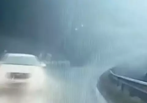 Un profesor din Caraș cu brățară electronică a fost filmat când intră cu Loganul în mașina fostei iubite, care circula pe contrasens: „Nu s-a oprit deloc, nicio frânare”