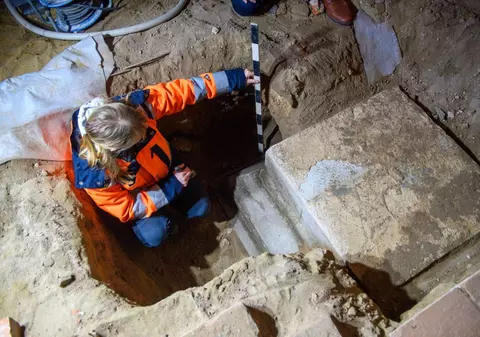 Un misterios pasaj secret a fost descoperit într-un loc funerar din epoca de piatră