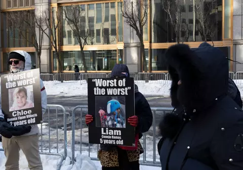 Liam, băiețelul de 5 ani care purta ghiozdan cu Spiderman arestat de ICE, a fost eliberat de un judecător: „Sete perfidă de putere”