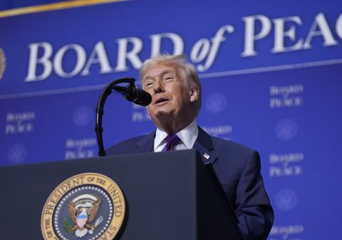 Trump l-a salutat pe „premierul Nicusor Dan” , a spus că îi place de România și că românii sunt oameni de treabă