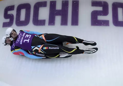 Jocurile Olimpice de iarnă. Românii care n-au fost lăsați să coboare cu sania din cauză că se puneau singuri în pericol: „Bine că au scăpat teferi”