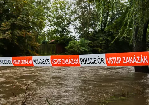 O femeie a căzut în râu, iubitul ei a jefuit-o și a dispărut, la Brno, în Cehia: „Cum fii atât de lipsit de suflet?”