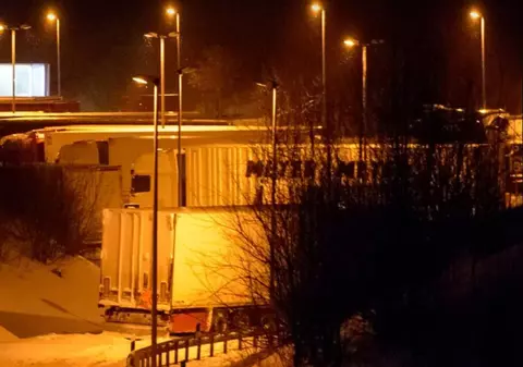 Un român care venea în țară cu o cursă ridesharing găsită pe Facebook a fost abandonat de șofer într-o benzinărie, în Germania