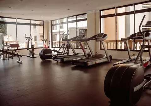 Sala de fitness a hotelului - tot mai căutată și în România. Cum o amenajezi corect și ce benzi de alergat sunt recomandate în 2026