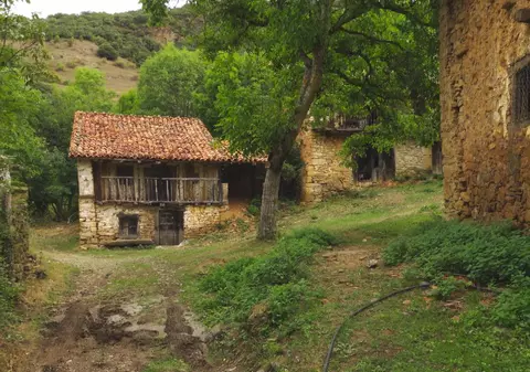 Un sat întreg e de vânzare în Spania. Are zece case, 3.000 de metri pătrați și costă 380.000 de euro