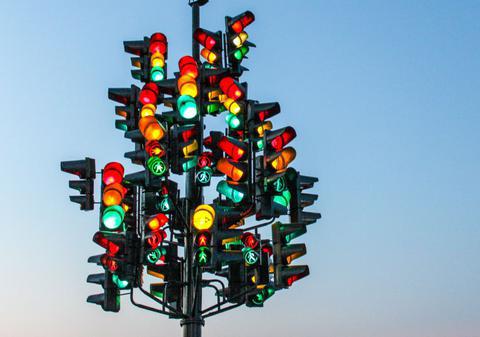 Culoarea albă va fi adăugată la semafor pentru mașinile autonome. Sistemul este testat în mai multe regiuni din lume