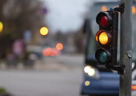 Ce amendă primesc toți șoferii care accelerează intenționat când văd culoarea galbenă la semafor