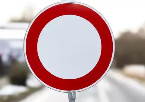 Ce semnifică cercul cu margini roșii, semnul de circulație care i-a derutat pe mulți șoferi în Marea Britanie