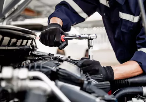 Greșeală la pompă: AdBlue în loc de motorină, reparații de 20.000 €, pentru o șoferiță din Norvegia