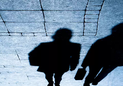 Cum au inventat doi soți din Satu Mare o rețea de spionaj pentru a stoarce zeci de mii de euro de la românii creduli. Victimele făceau „filaje” în parcări și în fața unor instituții publice