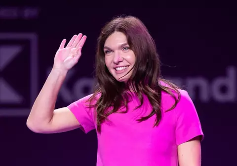 Cât costă rochia purtată de Simona Halep la Transylvania Open 2026. A asortat-o cu bijuterii de lux și pantofi eleganți