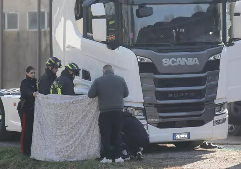 Un șofer român de TIR a fost găsit mort în cabina unui camion parcat în curtea unei firme din Mestre, Italia