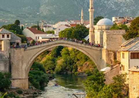 Cele mai spectaculoase 19 poduri din lume. Pe primul loc se află unul din Europa