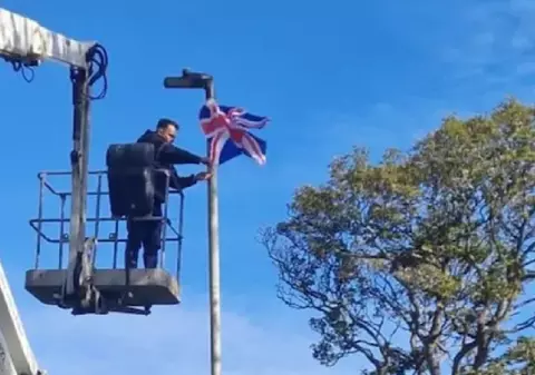 Afacerist din Anglia amendat cu 3.200 de euro pentru că a pus zeci de steaguri pe stâlpii de iluminat: „Am vrut să ridic moralul oamenilor”